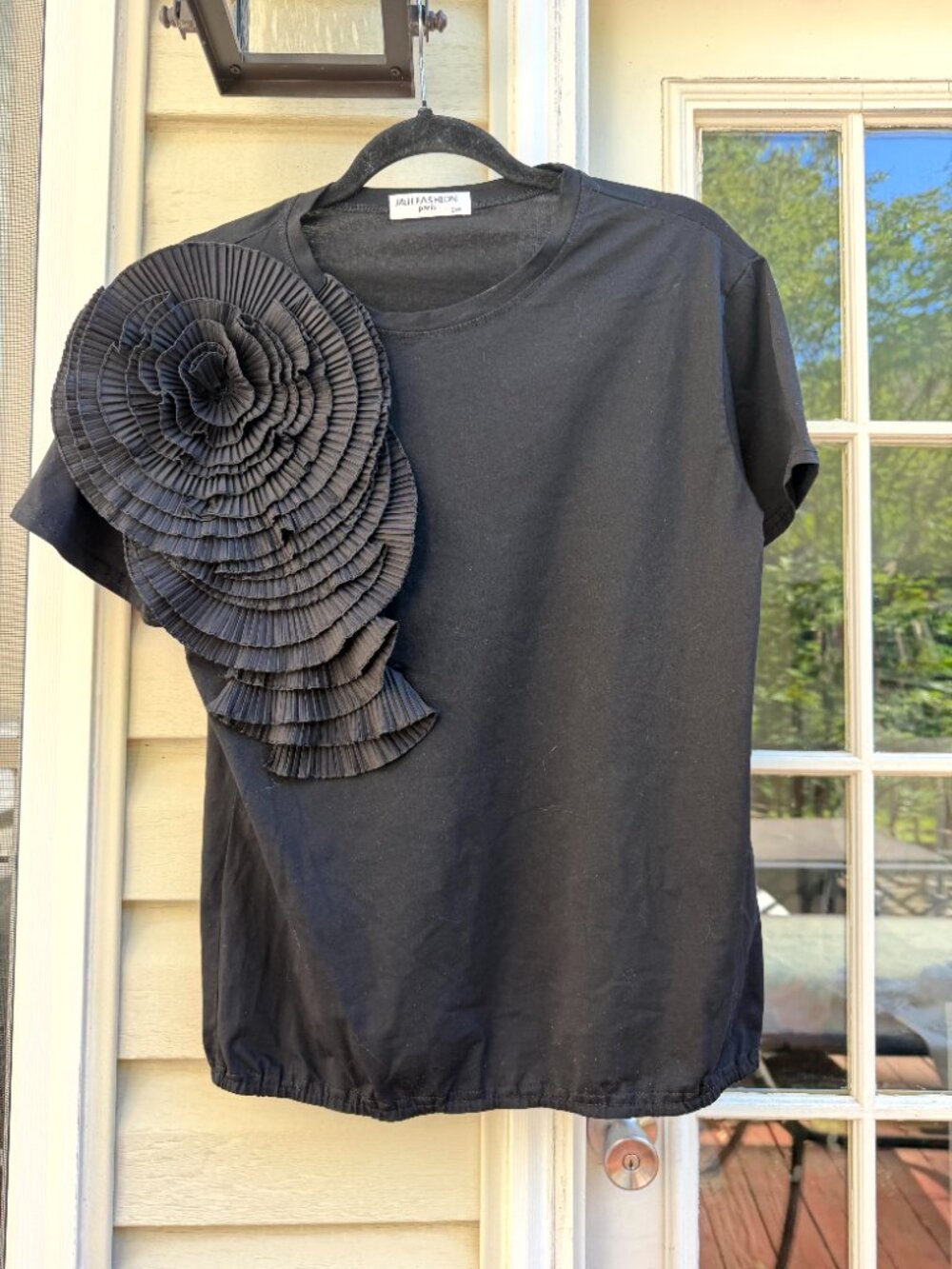 J&H Fashion Paris 3D Rosette Black Floral Appliqué Women’s Top Short Sleeve, S/M